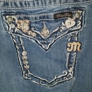 Miss Me Boyfriend Capri w/ embellished pockets